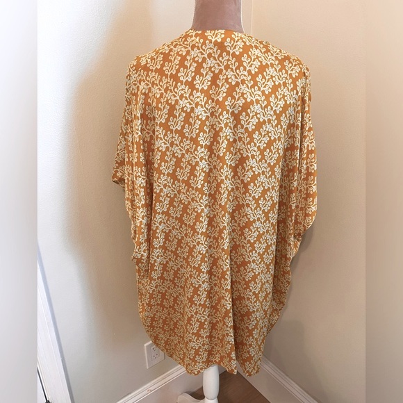 Gold/White Fun and Flirty Floral Kimono - Picture 4 of 4